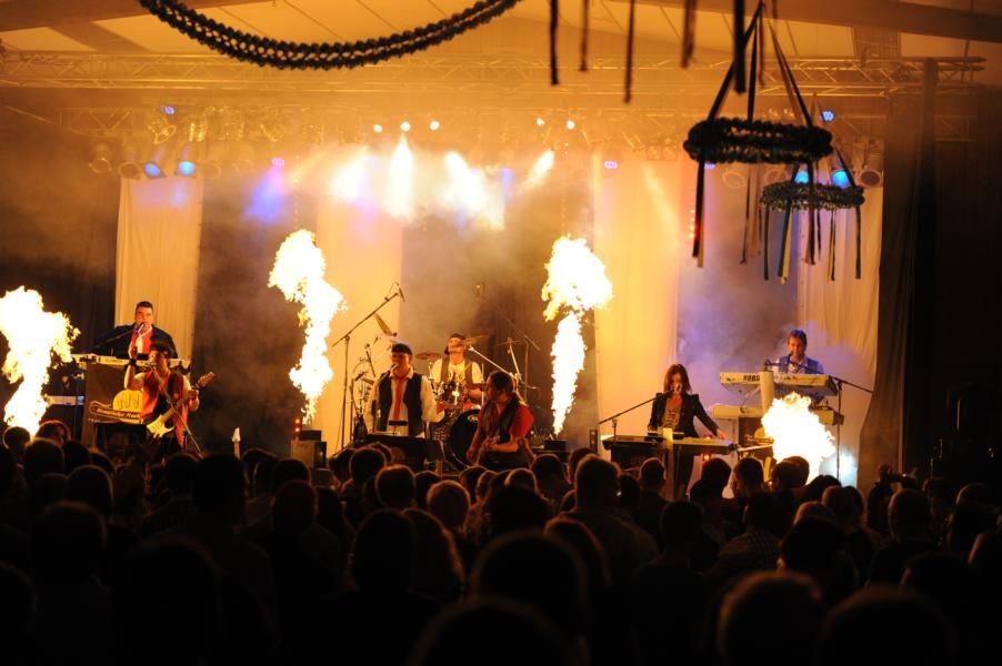 Bühne mit Flammen bei der Feier 20 Jahre HNS